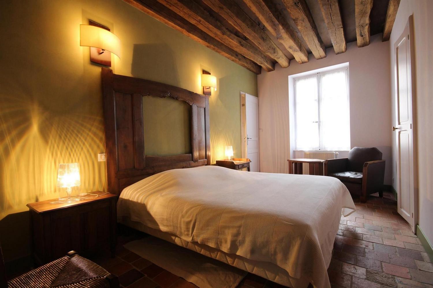 chambre cote jardin deux personnes la petite maison amandinoise saaint amand en puisaye